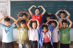 Niềm vui của các em nhỏ tại Tân An (Đắk Lắk) sau buổi học đầu tiên.