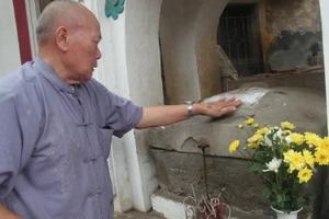 Bia chỉ giới làng Đông Tác. Ảnh: Trần Siêu.
