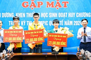 Chủ tịch UBND tỉnh Bắc Giang Lê Ánh Dương (bên phải) tặng hoa chúc mừng 3 học sinh đoạt Huy chương Vàng Olympic quốc tế.