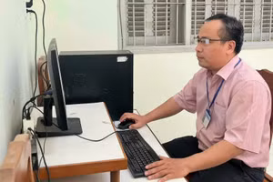 Ông Phan Trọng Hải - Phó Hiệu trưởng Trường THPT Nguyễn Huệ (Vĩnh Long) thực hiện thu thập minh chứng kiểm định chất lượng bằng phần mềm. Ảnh: NVCC