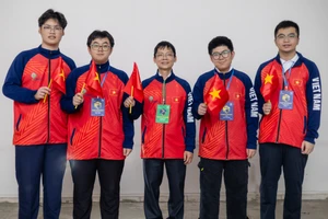 Đoàn học sinh Việt Nam tham dự Olympic Hóa học quốc tế Mendeleev năm 2025. Ở giữa là thầy trưởng đoàn Nguyễn Hùng Huy. Ảnh: BTC IMChO