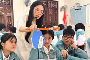 Giờ lên lớp của cô Bùi Thị Lê với học sinh 10C1, Trường THPT Kiến An.