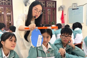 Giờ lên lớp của cô Bùi Thị Lê với học sinh 10C1, Trường THPT Kiến An.