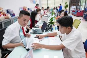 Học sinh THPT tìm hiểu thông tin tại Trường Đại học Kinh tế - Tài chính TPHCM. Ảnh: UEF