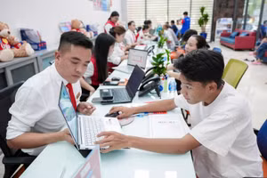 Học sinh THPT tìm hiểu thông tin tại Trường Đại học Kinh tế - Tài chính TPHCM. Ảnh: UEF