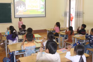 Học sinh Trường PTDTBT Tiểu học Hoang Thèn, xã Khổng Lào (Lai Châu) tương tác với bài học nhờ bài giảng có sử dụng AI.