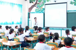 Học sinh Trường Tiểu học Thạnh An tham gia một tiết học trực tuyến. Ảnh: NTCC