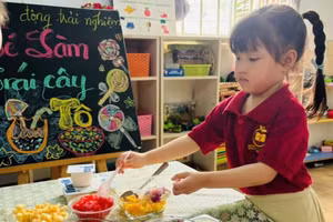 Trẻ Trường Mầm non Tây Thạnh (Tân Phú, TPHCM) tham gia hoạt động trải nghiệm. Ảnh: NTCC