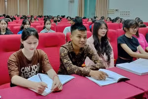 Hồ Viết Đức với các bạn cùng khóa.