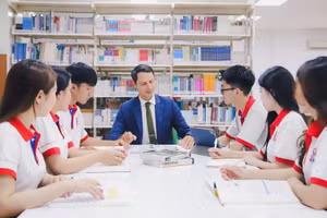 Sinh viên Viện Đào tạo Quốc tế - Trường Đại học Nguyễn Tất Thành trao đổi cùng giảng viên. Ảnh: NTTU