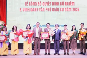 Trường Đại học Sư phạm, Đại học Đà Nẵng công bố các quyết định bổ nhiệm, vinh danh các PGS năm 2023. Ảnh: NTCC