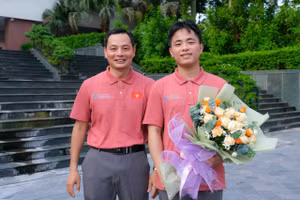 Thầy Nguyễn Đình Độ và “học trò vàng” Ngô Quang Minh.