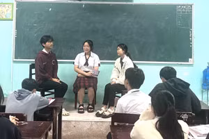 Giờ học tiếng Anh tại Trường THPT Phú Bài (TP Huế). Ảnh: NTCC