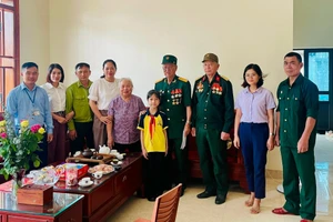 Cô trò Trường Tiểu học Thị trấn Hương Sơn thăm hỏi, tặng quà cựu chiến binh mặt trận Điện Biên Phủ tại nhà. Ảnh: NTCC