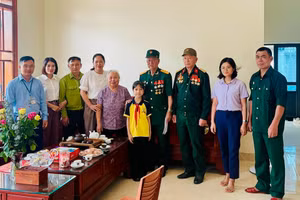Cô trò Trường Tiểu học Thị trấn Hương Sơn thăm hỏi, tặng quà cựu chiến binh mặt trận Điện Biên Phủ tại nhà. Ảnh: NTCC