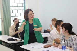 Trường Đại học Sư phạm (Đại học Đà Nẵng) giao lưu, trao đổi chuyên môn với giảng viên Trường Đại học Shokei Gakuin (Nhật Bản) trong chương trình hợp tác giữa hai đơn vị. Ảnh: NTCC