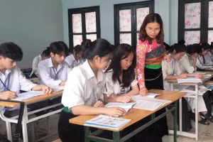 Cô Hà Thị Khuyên và học sinh Trường THPT Quan Sơn.