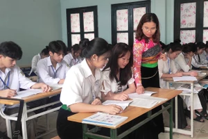 Cô Hà Thị Khuyên và học sinh Trường THPT Quan Sơn.