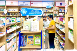 Phụ huynh học sinh Nghệ An đến đại lý mua sách giáo khoa cho con vào năm học mới. Ảnh: Hồ Lài