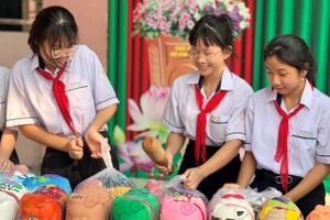 Hội thu heo đất của Trường THCS Lê Quý Đôn (phường Bến Cát). Ảnh: NTCC