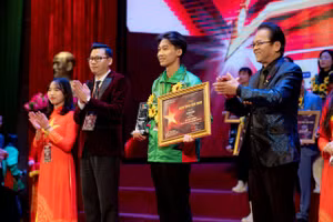 Nguyễn Hữu Đầy nhận giải thưởng Tuổi trẻ cống hiến vì cộng đồng năm 2023 tại Thủ đô Hà Nội.