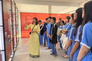 Học sinh Trường THPT Phan Châu Trinh (phường Hải Châu) nghe thuyết minh tại triển lãm “Phan Châu Trinh - Cây tùng xứ Quảng” được tổ chức ngay tại trường. Ảnh: NTCC