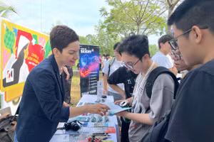 Học sinh, sinh viên tìm hiểu cơ hội du học Đức tại một sự kiện do Trường Đại học Việt Đức tổ chức. Ảnh: Hà An