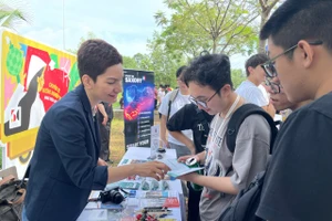 Học sinh, sinh viên tìm hiểu cơ hội du học Đức tại một sự kiện do Trường Đại học Việt Đức tổ chức. Ảnh: Hà An