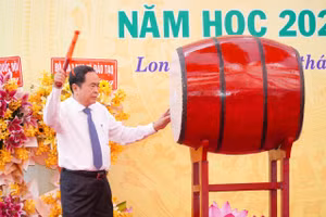Chủ tịch Quốc hội Trần Thanh Mẫn đánh trống khai giảng.