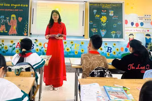 Giờ học tiếng Anh tại Trường Tiểu học Vạn Thắng (Ba Vì, Hà Nội). Ảnh: NTCC