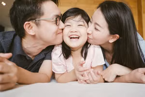 Nếu cha mẹ bình tĩnh lắng nghe, ghi nhận việc con dám nói thật rồi cùng tìm giải pháp, trẻ sẽ hiểu rằng trung thực luôn là lựa chọn an toàn. Ảnh minh họa.