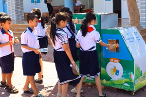 Học sinh Trường Tiểu học Biển Bạch Đông tập trung bỏ rác vào “Chuyến xe kế hoạch nhỏ”. Ảnh: Q.M