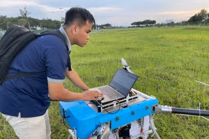 Dương Khắc Luân - sinh viên Trường Đại học Sư phạm Kỹ thuật TPHCM thiết lập điều khiển drone. Ảnh: Hà An