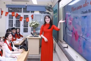 Cô, trò Trường THCS Chương Dương (phường Hồng Hà, Hà Nội) trong giờ học Ngữ văn. Ảnh: Đình Tuệ