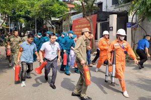 Lực lượng PCCC tại cơ sở trên địa bàn Hà Nội tham gia diễn tập chữa cháy và CNCH.