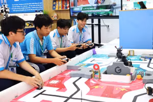 Học sinh Trường THPT Đầm Dơi nghiên cứu mô hình có sử dụng trí tuệ nhân tạo. Ảnh: Quách Mến