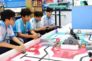 Học sinh Trường THPT Đầm Dơi nghiên cứu mô hình có sử dụng trí tuệ nhân tạo. Ảnh: Quách Mến