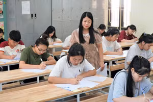 Cô Phan Thị Bích Hà - giáo viên Trường THPT Dân tộc nội trú tỉnh Nghệ An tăng cường ôn luyện làm văn cho học sinh.