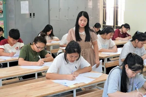 Cô Phan Thị Bích Hà - giáo viên Trường THPT Dân tộc nội trú tỉnh Nghệ An tăng cường ôn luyện làm văn cho học sinh.