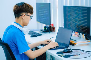Sinh viên ngành Khoa học Máy tính, Trường Đại học CMC. Ảnh: NTCC