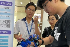 Găng tay thông minh của nhóm giới thiệu tại Cuộc thi Nghiên cứu Khoa học kỹ thuật cấp quốc gia dành cho học sinh THCS và THPT năm học 2024 - 2025 tại TPHCM. Ảnh: TG