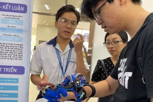 Găng tay thông minh của nhóm giới thiệu tại Cuộc thi Nghiên cứu Khoa học kỹ thuật cấp quốc gia dành cho học sinh THCS và THPT năm học 2024 - 2025 tại TPHCM. Ảnh: TG