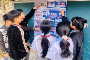 Học sinh Trường PT DTBT THCS Nhôn Mai đọc thông tin tại “Góc cảnh báo không gian mạng”. Ảnh: NTCC