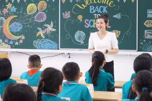 Cô trò Trường THCS Hưng Bình (Thành Vinh, Nghệ An).