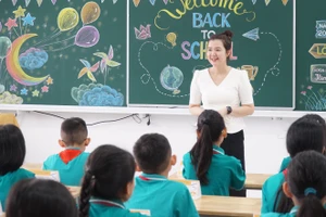 Cô trò Trường THCS Hưng Bình (Thành Vinh, Nghệ An).