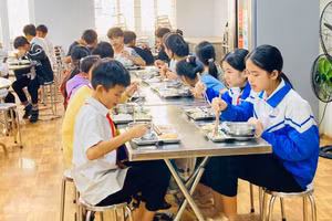 Học sinh Trường Phổ thông Dân tộc bán trú THCS Hướng Phùng ăn bán trú tại trường. Ảnh: Đăng Đức