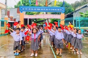 Học sinh Trường Tiểu học Trần Quốc Toản (Kiên Hải, Kiên Giang) tham dự khai giảng năm học mới. Ảnh: Thành Thật