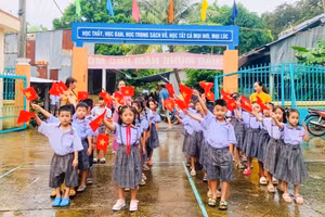 Học sinh Trường Tiểu học Trần Quốc Toản (Kiên Hải, Kiên Giang) tham dự khai giảng năm học mới. Ảnh: Thành Thật