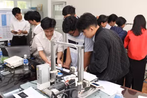 Trường Đại học Sư phạm Kỹ thuật (ĐH Đà Nẵng) tổ chức Ngày trải nghiệm Giáo dục STEM cho học sinh Trường THPT Nguyễn Văn Thoại. Ảnh: PV