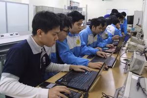 Giờ thực hành của sinh viên Trường Đại học Giao thông Vận tải. Ảnh: TG